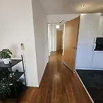 Nariken Apartments, Centre