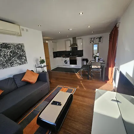 Nariken Apartments, Centre