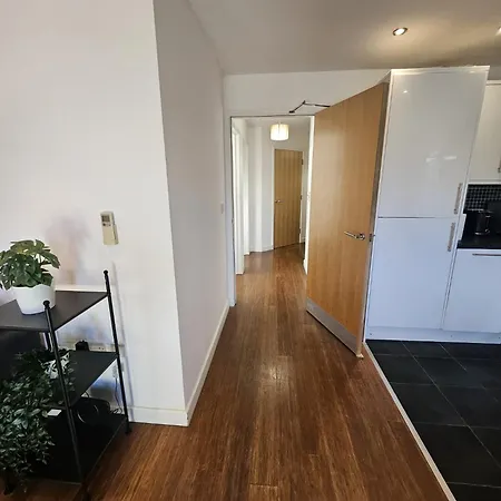 Nariken Apartments, Centre