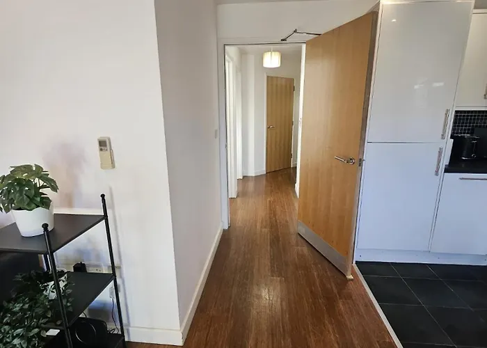 Nariken Apartments, Centre